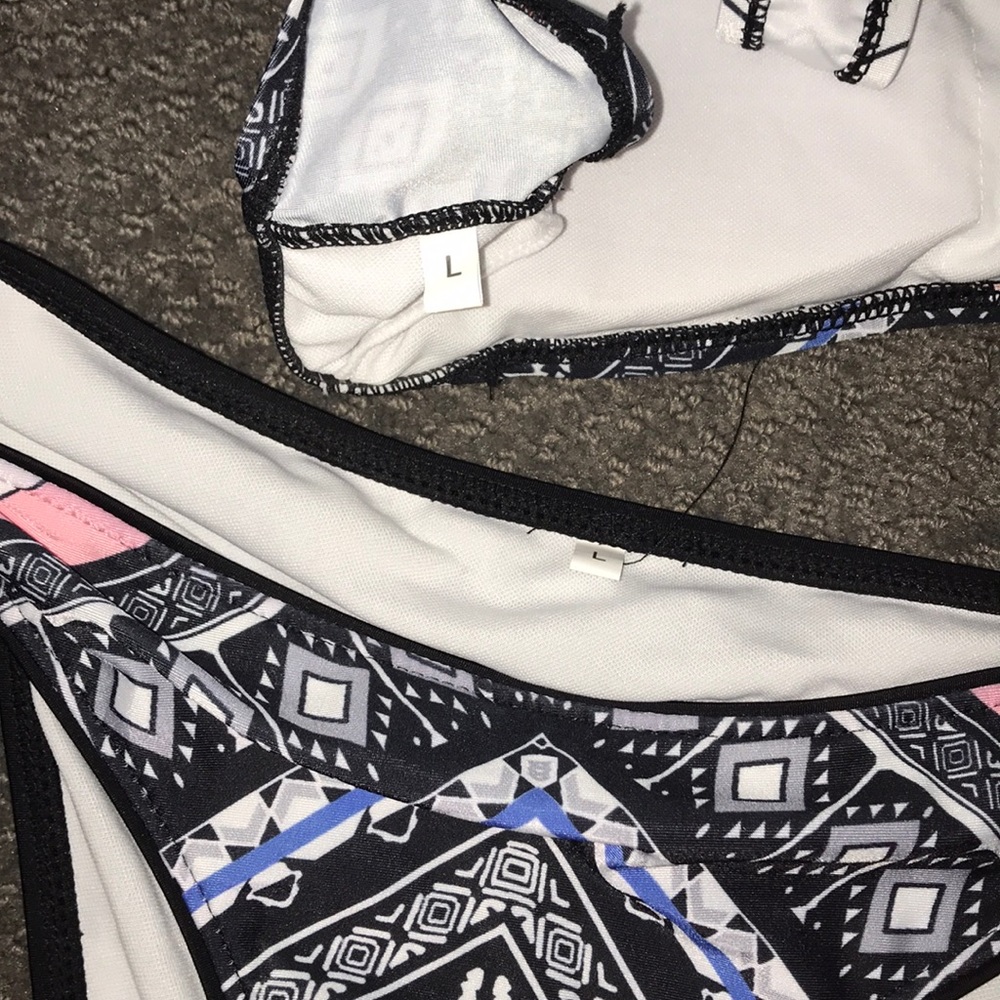 Bikini - Picture 3 of 4